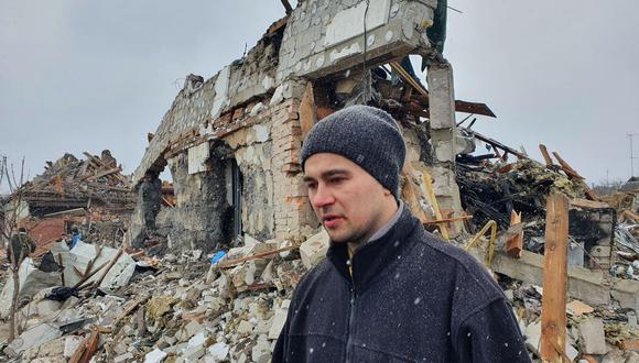 Oleg Rubak, de 32 años, es un ingeniero que perdió a su esposa Katia, de 29 años, en el bombardeo ruso de su casa en Zhytomyr, Ucrania, el 2 de marzo de 2022. (Emmanuel DUPARCQ / AFP).