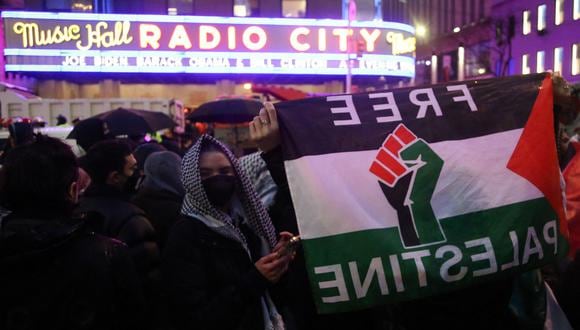 Manifestantes pro palestinos se reúnen para la manifestación "Inundación de Manhattan para Gaza" frente al Radio City Music Hall, en Nueva York, el 28 de marzo de 2024. (Foto de Leonardo Munoz / AFP)