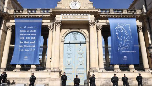 Los agentes de policía se paran frente a la Asamblea Nacional mientras los miembros de los sindicatos se manifiestan contra la reforma propuesta por el gobierno del sistema de pensiones en París, Francia, el 16 de marzo de 2023 (Foto: EFE/EPA/Mohammed Badra)
