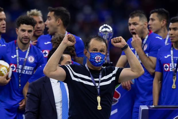 Juan Reynoso se coronó campeón de México en Cruz Azul con Yoshimar Yotún | Foto: EFE