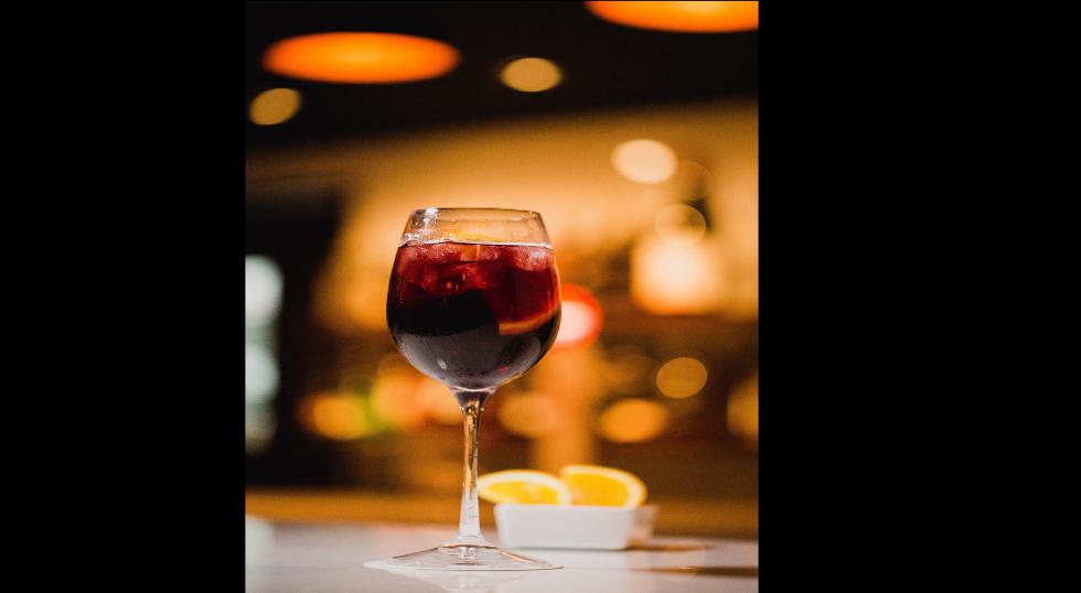 Para aprovechar la otra mitad de la naranja, Diego del Rosario sugiere picarla y servirla en un recipiente, al lado de la copa, como un detalle en la presentación.  / Foto: Almagro Tasca.