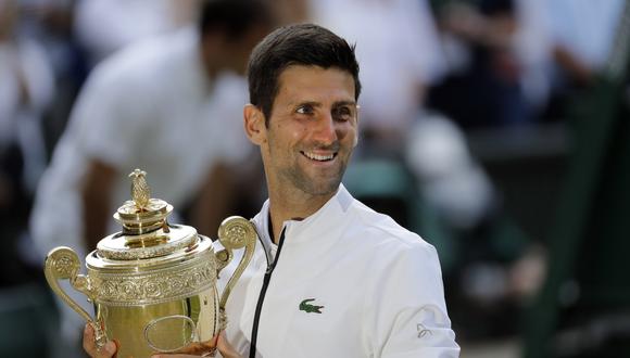 Federer vs. Djokovic: así recibió 'Nole' el trofeo de campeón de Wimbledon 2019 | Foto: Agencias