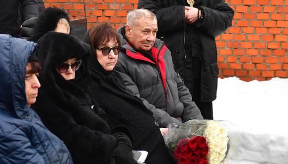 Lyudmila Navalnaya (segunda por la derecha) y Anatoly Navalny (derecha), padres del difunto líder de la oposición rusa Alexei Navalny, asisten a una ceremonia fúnebre de su hijo en el cementerio de Borisovo en el distrito moscovita de Maryino el 1 de marzo de 2024. (Foto de Olga MALTSEVA / AFP)