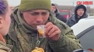 Ucranianos brindan comida a soldado ruso y este agradece: “defienden su territorio” | VIDEO