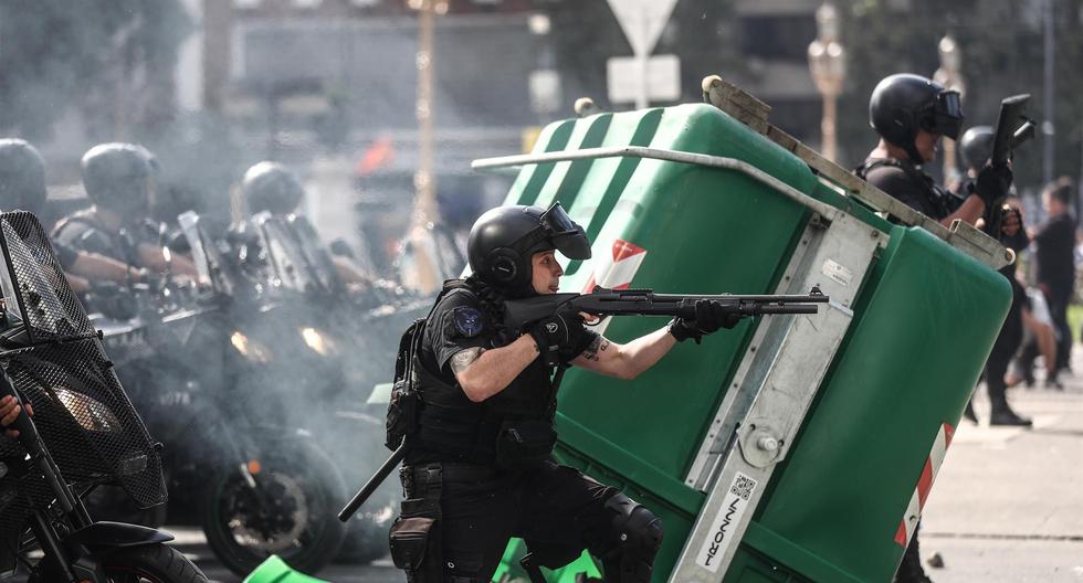 Policías que resguardan los alrededores del Congreso de Argentina se enfrentan con manifestantes. (EFE/Juan Ignacio Roncoroni).