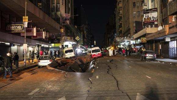 El daño de una explosión de gas debajo de la calle se ve en Bree Street en el centro de Johannesburgo, Sudáfrica, el 19 de julio de 2023. (Foto de EFE/EPA/KIM LUDBROOK)