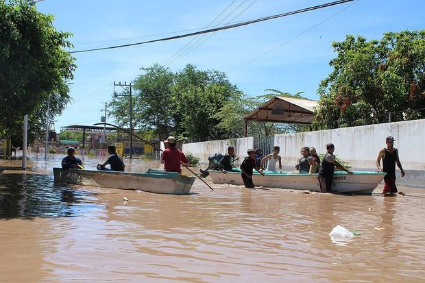 Civil protection personnel transport victims of Hurricane Pamela in boats, in the municipality of Rosamorada, state of Nayarit (Mexico).  (Photo: EFE / Aarón García).
