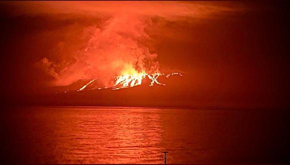 La erupción del volcán La Cumbre en el turístico archipiélago de Galápagos (a 1.000 km del continente), Ecuador, el 3 de marzo de 2024. (Foto de Handout / Aeropuerto Ecológico de Galápagos / AFP)