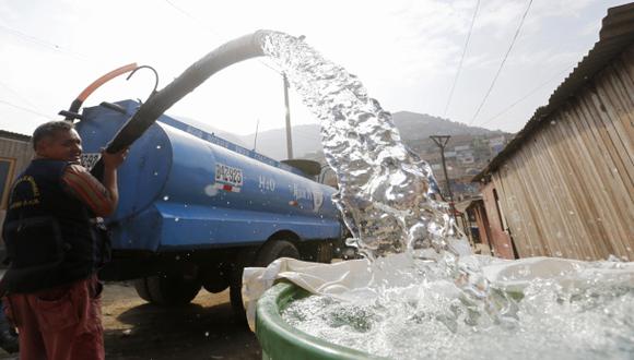 Mientras que la tarifa promedio por agua en Sedapal no llega a los S/3 por m3, el precio del agua provista en cami&oacute;n cisterna es de S/15 por m3, indica el IPE. (Foto: Reuters)