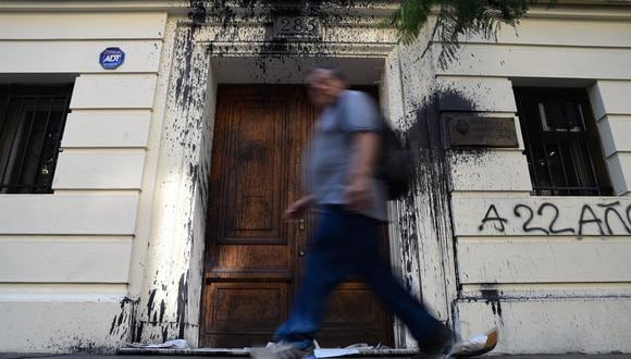 Vista de la fachada de la Embajada Argentina en Chile, que fue vandalizada con pintura negra y carteles contra el presidente argentino Javier Milei, en Santiago el 20 de diciembre de 2023. (Foto de Pablo Vera/AFP)