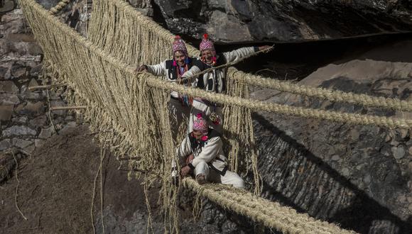 La fibra q’oya es chancada con piedras y remojada en las aguas del río Apurímac para empezar a tejer el Q’eswachaka. Arriba: La ceremonia de restauración anual es Patrimonio Cultural Inmaterial de la Humanidad por la Unesco desde el 2013. (Foto: Anthony Niño de Guzmán)