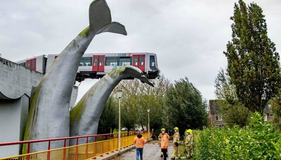 Un vagón de metro holandés fue salvado al descarrillarse y ser detenido, poco antes de caer al agua, por la cola de una escultura de ballena. (Foto: Jeffrey Groeneweg / AFP)
