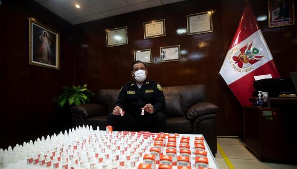 El general PNP Edgardo Garrido muestra parte del lote falsificado de ivermectina de la marca Polcem que fue decomisado en recientes operaciones en Lima (Foto: Leandro Britto)