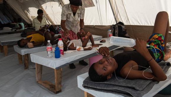 Pacientes esperan ser atendidos en el Centro de Tratamiento del Cólera (CTC) de Médicos Sin Fronteras (MSF) en el barrio de Cité-Soleil ayer, en Puerto Príncipe (Haití). (Foto de EFE/ Johnson Sabin)