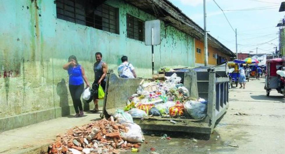Así luce el costado del anexo del Mercado Modelo de Tumbes. Los ciudadanos caminan sorteando la basura en las calles. (IE El Triunfo)