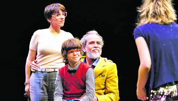 Actores catalanes Nausicaa Bonnín, Joel Bramona y Guillermo Toledo, con Aina Clotet (de espaldas). Un éxito en el Teatro Lliure.