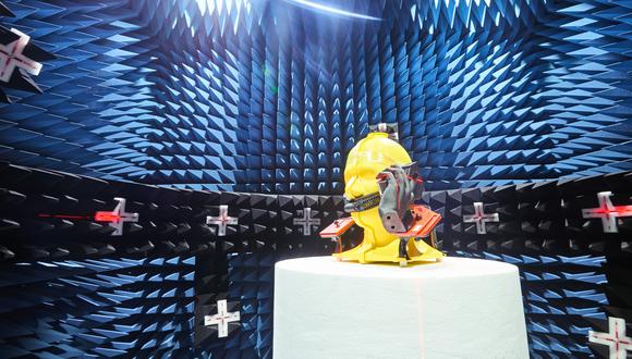 Veintitrés laboratorios testean los teléfonos Huawei. Cámaras acústicas simulan ruidos de diversos escenarios mientras se analiza una llamada realizada por una mano robótica.