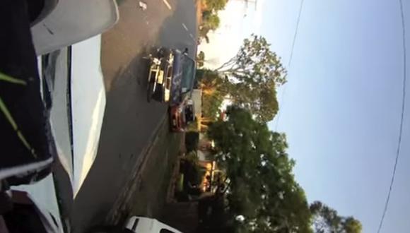 VIDEO: Un motero fue embestido por un auto