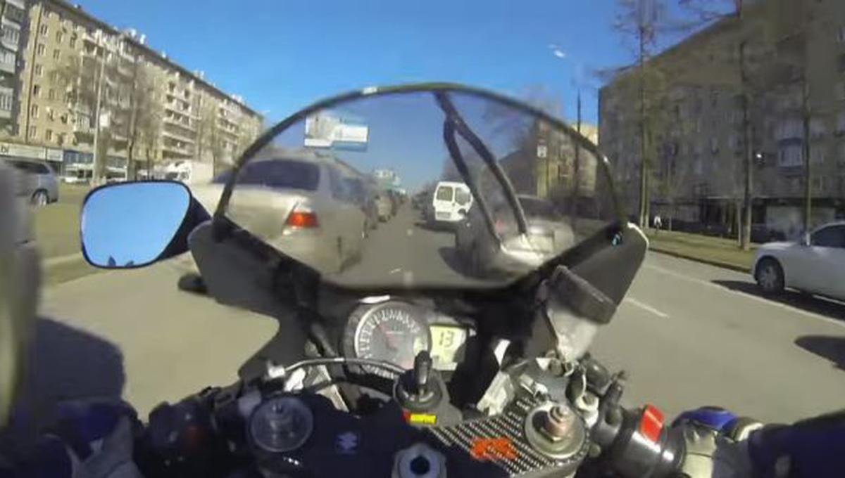 Motociclista conduce a 150 km/h entre carriles [VIDEO]