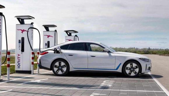 BMW considera que las ventas de autos eléctricos superarán a los convencionales en 2028