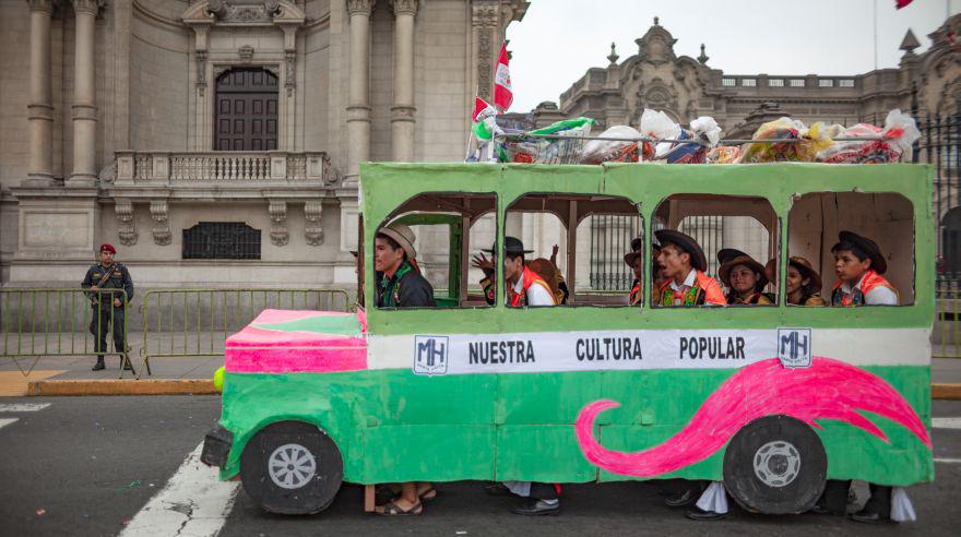 Pasacalle escolar, Centro de Lima, 2014. De un archivo de más de 25 mil fotografías se eligieron 60 imágenes para la muestra.