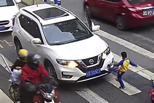 Momento en el que el niño se encara con el conductor. Las imágenes son viral en YouTube. (Newsflare)