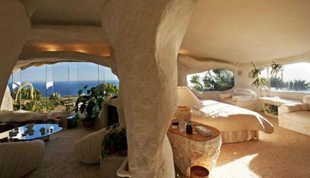 Esta casa tiene un solo piso y está hecha solamente de roca. Tiene un dormitorio, dos baños, una chimenea y grandes ventanales de vidrio, desde donde se tiene una gran vista del océano Pacífico. (Foto: rockthetraveller)