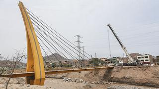 Lima empleará S/700 mil para reforzar puente sostenido por grúa
