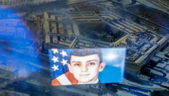 El logo de Discord y el sospechoso, el guardia nacional Jack Teixeira, reflejados en una imagen del Pentágono en Washington, DC. (Foto de Stefani REYNOLDS / AFP)
