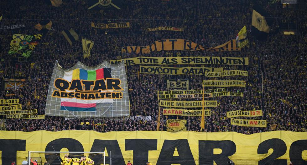 Hinchas del Borussia Dortmund despliegan una banderola llamando al boicot del Mundial de Fútbol Qatar 2022.