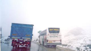 Nevada retrasa 12 horas la llegada de buses a Huancayo