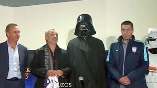 Jugador se disfrazó de Darth Vader en su presentación oficial