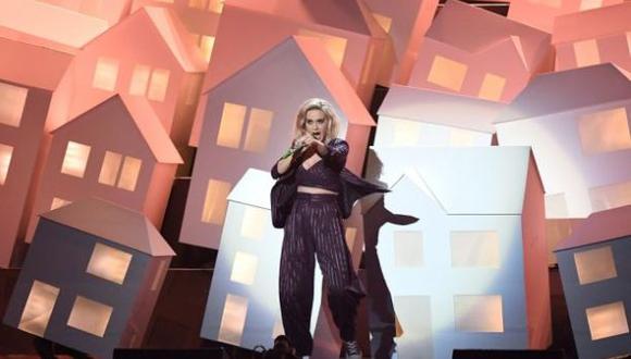 Bailarín de Katy Perry se cayó en show en los Brit Awards 2017