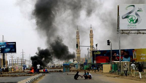 Los manifestantes quemaron llantas en Jartum, la capital de Sudán; piden que el Consejo de Transición Militar entregue el poder a los civiles. (Reuters).