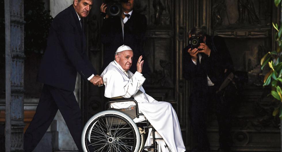 Los problemas en la rodilla derecha han llevado al papa Francisco a usar una silla de ruedas y un bastón en sus últimos actos públicos. (Foto: AFP)