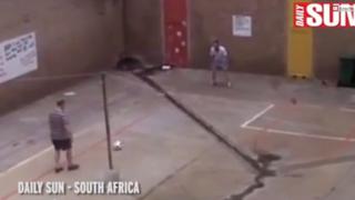 Pistorius juega fútbol en la cárcel con un peligroso criminal