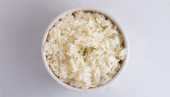 Antes de cocinar el arroz es preferible sellarlo para que te quede graneado. | Crédito: Foto de <a href="https://www.pexels.com/photo/a-bowl-of-cooked-rice-8923092/" target="_blank">Robert Moutongoh</a>