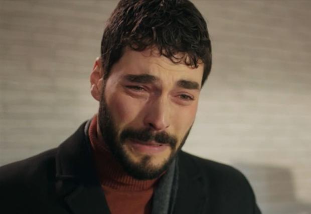 Miran apologizes to Reyyan for everything she suffered under their arguments.  (Photo: Mia Yapim)