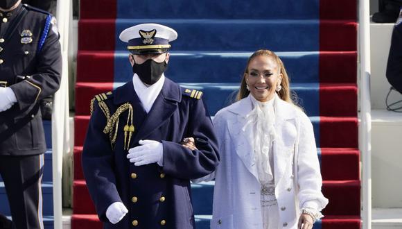 La cantante y actriz Jennifer Lopez entonó la canción "This Land Is Your Land" en las escalinatas de la fachada oeste del Capitolio de Estados Unidos. (Foto: AFP)