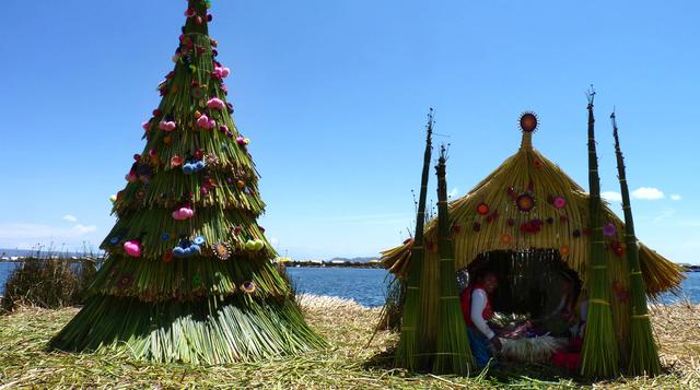 La Navidad se vive en las islas flotantes del lago Titicaca - 1
