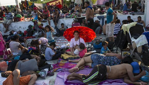 Este domingo la caravana de migrantes, de alrededor de 7 mil personas, decidieron tomarse un día de descanso en San Pedro Tapanatepec, en el sureño estado de Oaxaca. (AP)