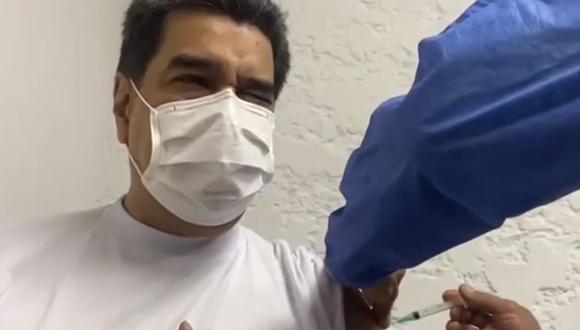 Nicolás Maduro, presidente de Venezuela, recibe la primera dosis de la vacuna Sputnik V contra el coronavirus. (Captura de pantalla/Twitter).