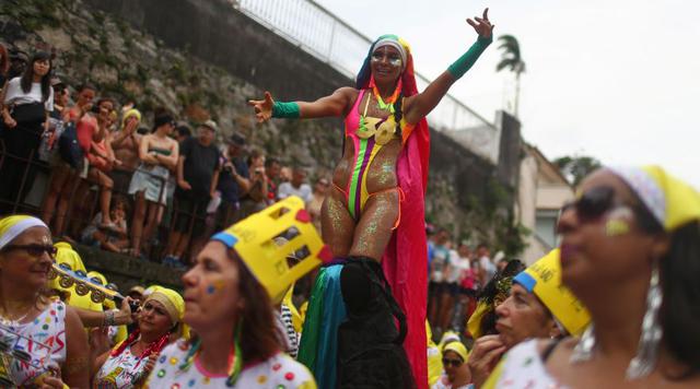 Los juerguistas se presentan en la fiesta anual de la cuadra conocida como "Carmelitas", durante las festividades del Carnaval en Río de Janeiro, Brasil. (Foto: Reuters).