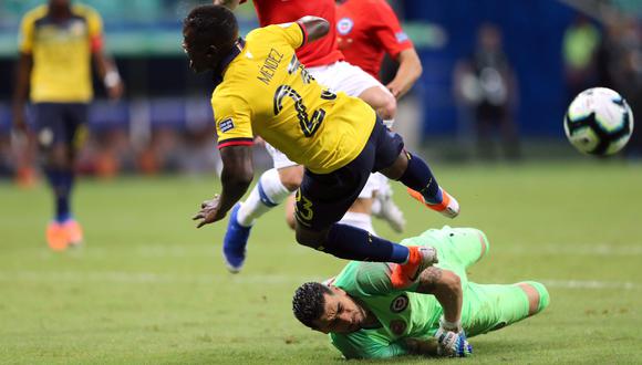 Chile vs. Ecuador: Gabriel Arias llegó tarde al balón y cometió contra Méndez por Copa América 2019 | VIDEO. (Foto: AFP)