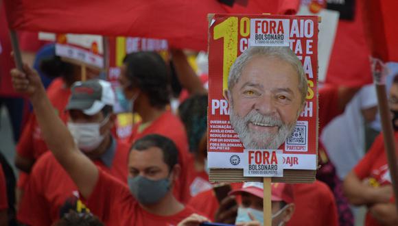 Un manifestante sostiene un cartel con una imagen de Luiz Inácio Lula da Silva durante una manifestación contra el presidente brasileño Jair Bolsonaro. (Foto de Nelson ALMEIDA / AFP).