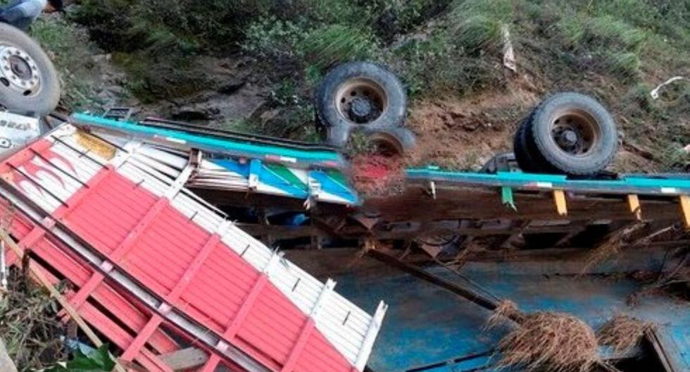 La caída de un camión de carga a un abismo dejó al menos cinco personas muertas. El accidente vial ocurrió cerca del centro poblado Limón de Porcuya, en Lambayeque. (Foto: Andina)
