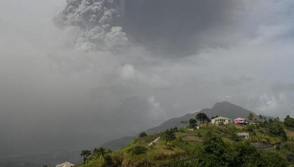 Fotografía divulgada este viernes por Investigación sísmica de la Universidad de las Indias Occidentales (UWI Seismic Research) tomada desde el observatorio de las estaciones sísmicas donde se aprecia el humo desprendido del volcán La Soufriere en San Vicente y las Granadinas. (EFE/ UWI Seismic Research).