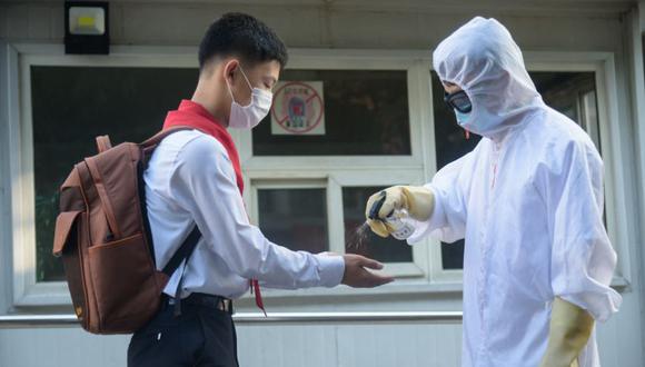 Un alumno recibe un desinfectante de manos como parte de los procedimientos anti Covid-19 antes de ingresar a la Escuela Secundaria No. 1 de Pyongyang en Pyongyang. (Foto: KIM Won Jin / AFP).