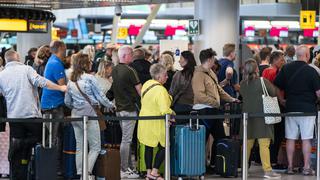El aeropuerto de Ámsterdam registra largas colas de hasta 2 horas por falta de personal