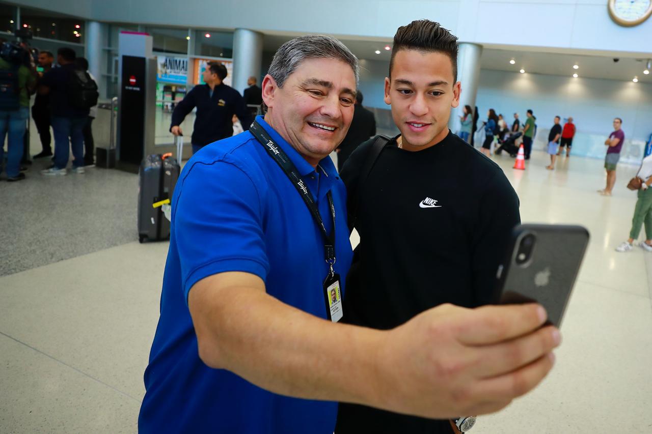 Cristian Benavente atendiendo la petición de un hincha peruano. (Foto: Daniel Apuy / GEC)